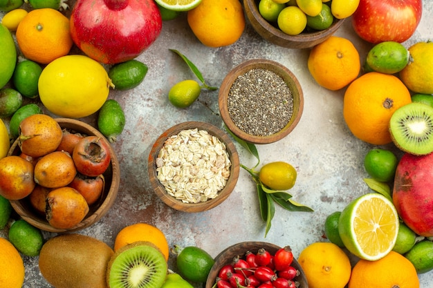 Vista superior de frutas frescas diferentes frutas suaves en el fondo blanco árbol foto sabrosa dieta madura color salud baya