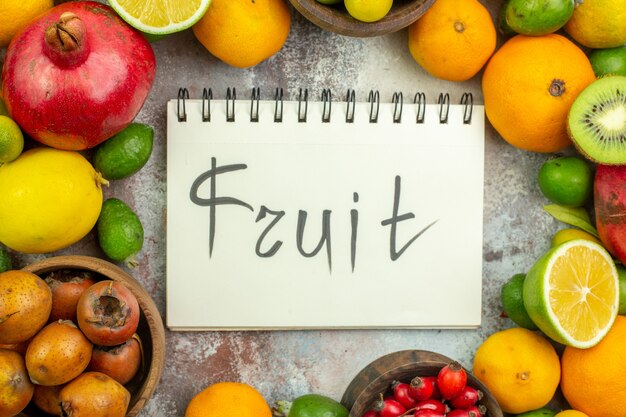 Vista superior de frutas frescas diferentes frutas suaves en el fondo blanco árbol foto sabrosa dieta madura color salud baya