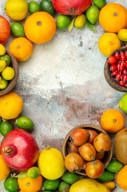 Vista superior de frutas frescas diferentes frutas suaves en el fondo blanco foto de bayas maduras dieta sabrosa salud del árbol de color
