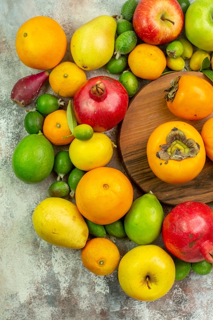 Vista superior frutas frescas diferentes frutas suaves sobre fondo blanco árbol maduro de la dieta del color de la baya sabrosa salud