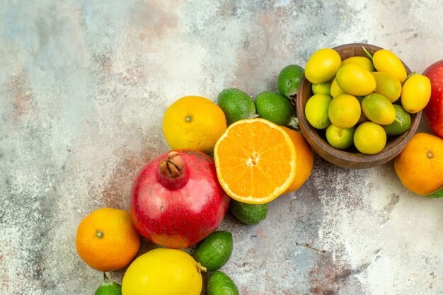 Vista superior de frutas frescas diferentes frutas suaves sobre fondo blanco árbol sabrosa foto color maduro salud berry cítricos