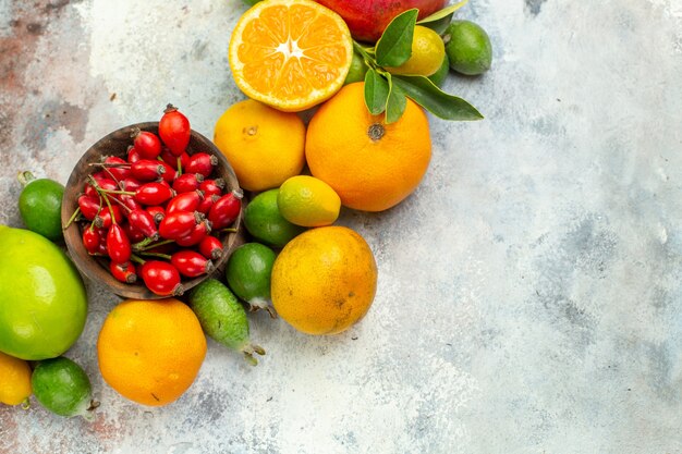 Vista superior frutas frescas diferentes frutas suaves sobre fondo blanco árbol sabroso dieta madura color salud cítricos