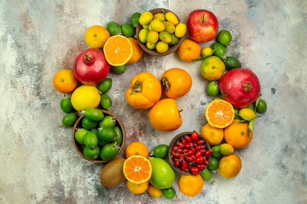 Vista superior de frutas frescas diferentes frutas suaves sobre el fondo blanco árbol de salud fotografía en color berry cítricos maduros sabrosos