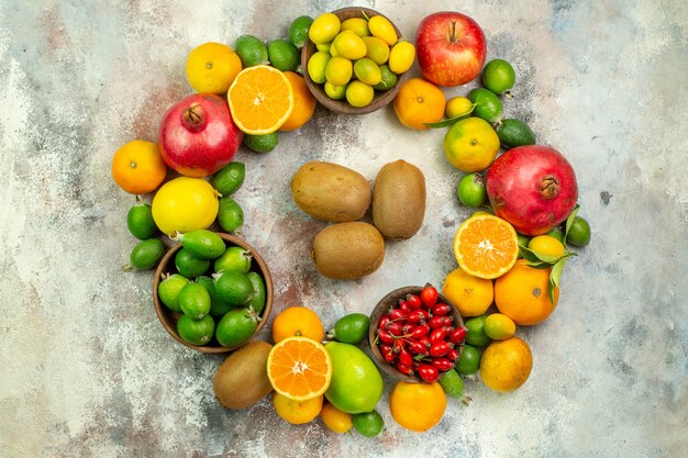 Vista superior de frutas frescas diferentes frutas suaves sobre el fondo blanco árbol de salud fotografía en color berry cítricos maduros sabrosos