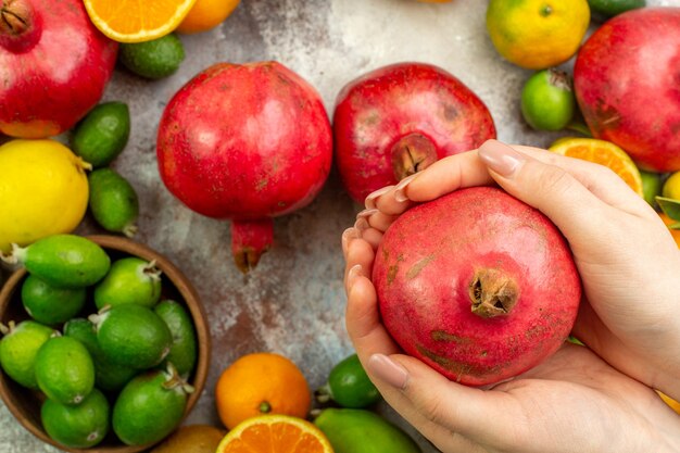 Vista superior de frutas frescas diferentes frutas suaves sobre fondo blanco, baya, cítricos, salud, árbol, color, maduro, sabroso