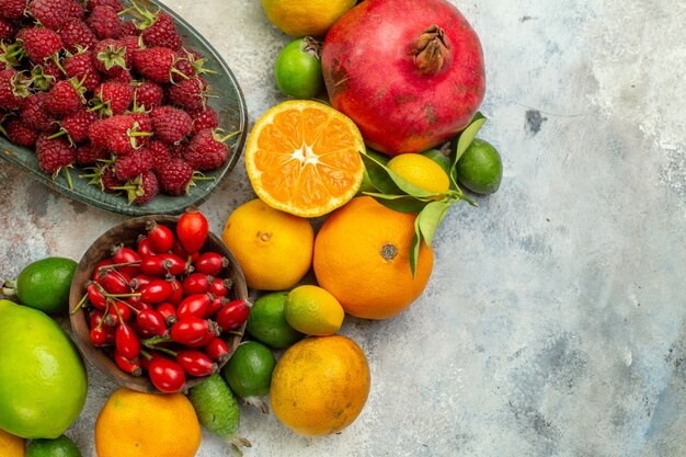 Vista superior de frutas frescas diferentes frutas suaves sobre fondo blanco color de árbol de salud sabroso cítrico maduro