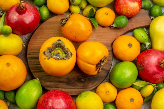 Vista superior de frutas frescas diferentes frutas suaves sobre fondo blanco dieta de color árbol maduro de salud sabrosa