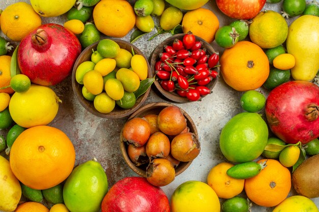 Vista superior de frutas frescas diferentes frutas suaves sobre el fondo blanco dieta sabrosa baya color foto salud árbol maduro