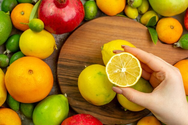 Vista superior de frutas frescas diferentes frutas suaves sobre un fondo blanco foto de dieta de color baya sabrosa salud madura