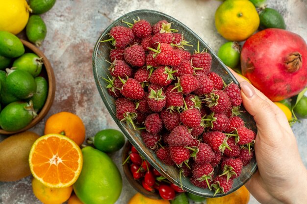 Vista superior de frutas frescas diferentes frutas suaves sobre fondo blanco, frambuesa, cítricos, salud, árbol, color, maduro, sabroso