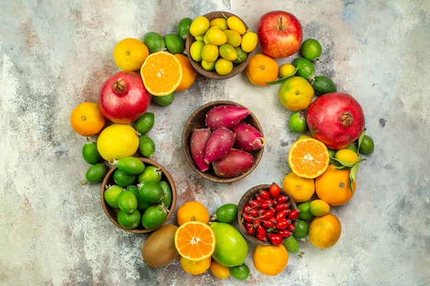 Vista superior de frutas frescas diferentes frutas suaves sobre fondo blanco salud árbol color berry cítricos maduros sabrosos