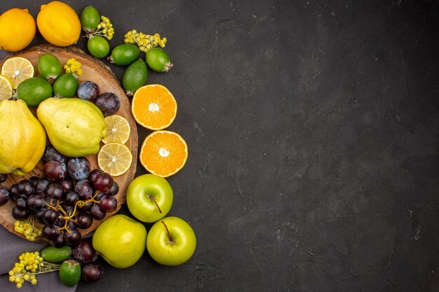 Vista superior frutas frescas frutas maduras y suaves sobre el fondo oscuro vitamina fresca fruta madura suave