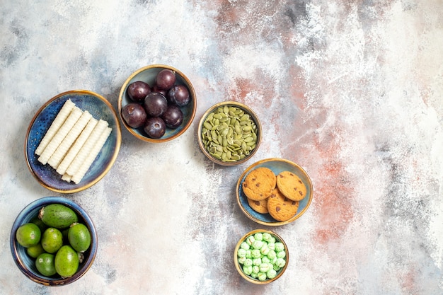 Vista superior de frutas frescas con galletas y dulces.