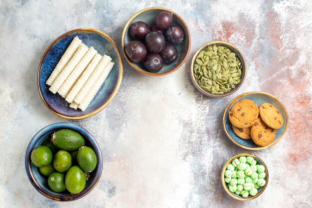 Vista superior de frutas frescas con galletas y dulces.