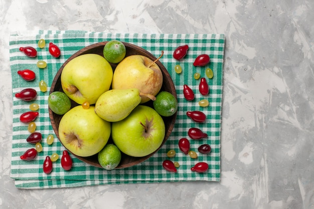 Vista superior frutas frescas manzanas peras y feijoa en espacio en blanco