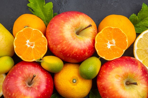 Vista superior de frutas frescas sobre fondo oscuro