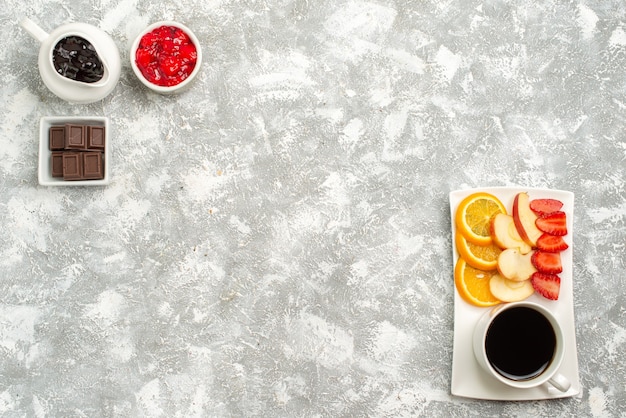 Vista superior de frutas frescas con taza de café y mermelada sobre fondo blanco mermelada de mermelada de frutas café