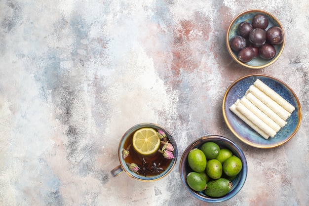 Vista superior de frutas frescas con taza de té