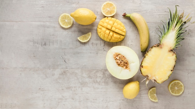 Vista superior de frutas orgánicas sobre la mesa