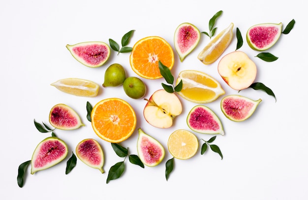 Vista superior de frutas sanas y deliciosas sobre la mesa
