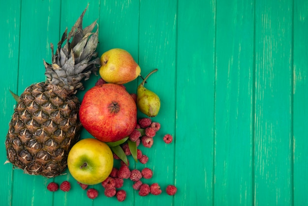 Foto gratuita vista superior de frutas en superficie verde