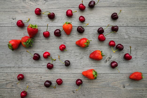 Vista superior de frutas veraniegas sobre superficie de madera