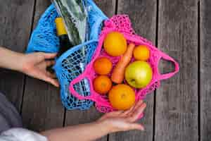 Foto gratuita vista superior de frutas y verduras en bolsas de tela.