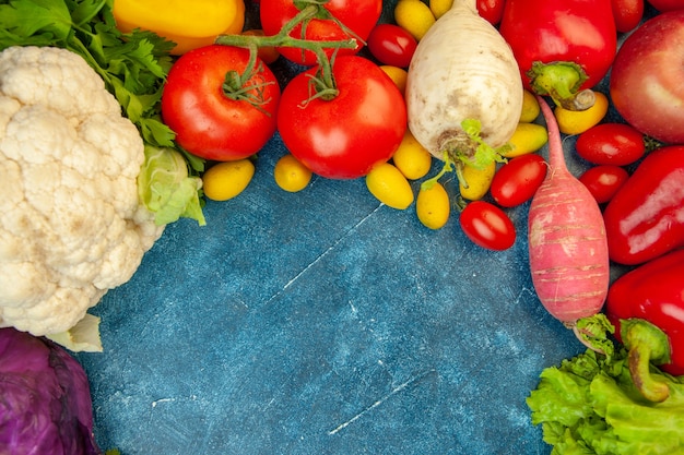 Vista superior de frutas y verduras en la mesa azul