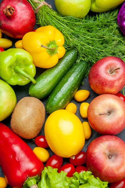 Foto gratuita vista superior de frutas y verduras, tomates cherry, manzanas cumcuat, eneldo, lechuga, pimientos, kiwi, pepinos, limón, granada