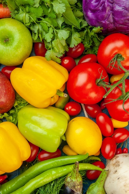 Vista superior de frutas y verduras, tomates cherry, tomates limón, manzana, repollo rojo, cilantro