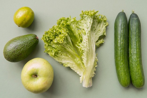 Vista superior de frutas y verduras verdes