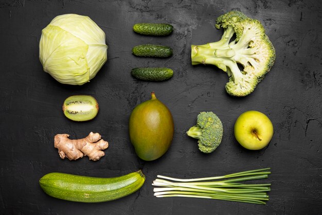 Vista superior de frutas y verduras verdes