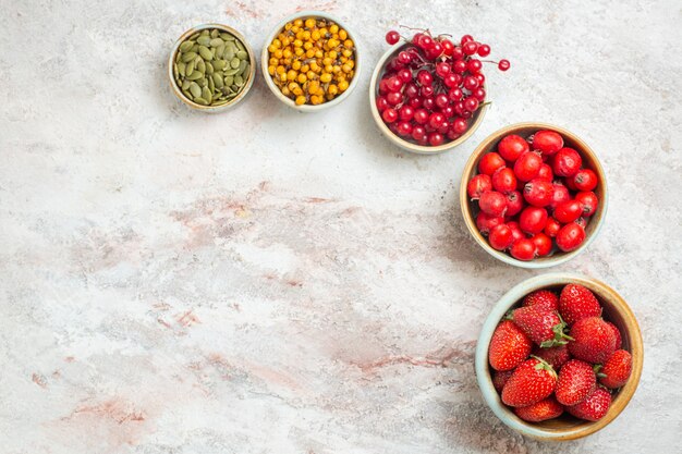 Vista superior de frutos rojos frescos en el color de la baya fresca de frutas de mesa blanca