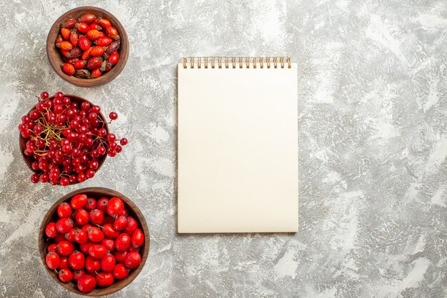 Foto gratuita vista superior frutos rojos frutos rojos sobre fondo blanco.