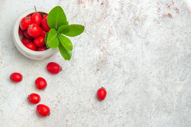 Vista superior de frutos rojos en mesa blanca baya frutos rojos