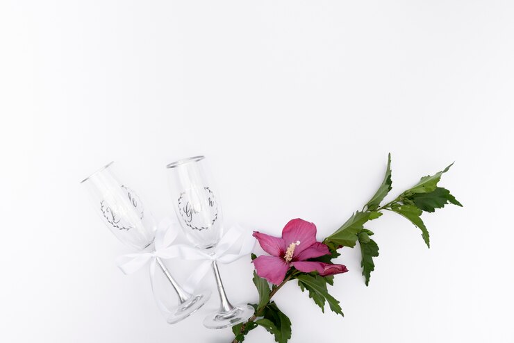 Foto gratuito vista superior gafas de boda con una flor