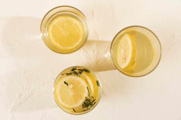 Foto gratuita vista superior gafas con limonada en la mesa