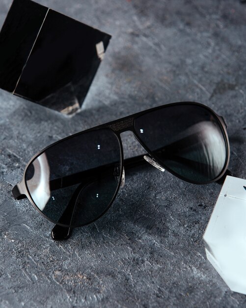 Una vista superior gafas de sol negras modernas en el fondo gris aislado visión espectáculos elegancia