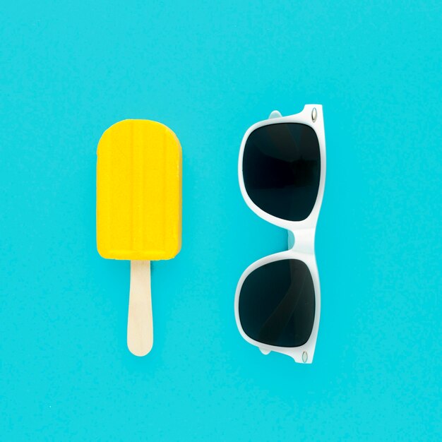 Foto gratuita vista superior gafas de verano con helado