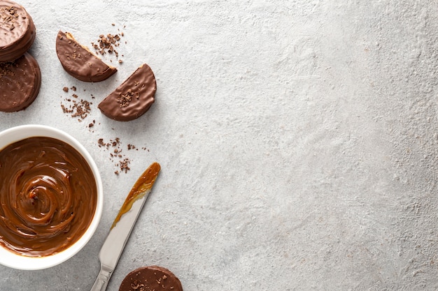 Vista superior de galletas alfajores con espacio de copia