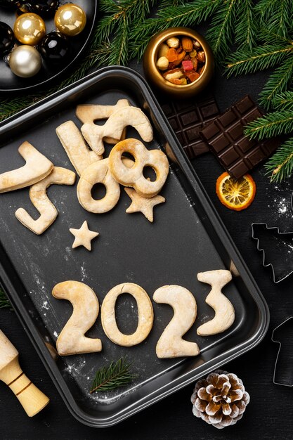 Vista superior de galletas en la bandeja de celebración de año nuevo