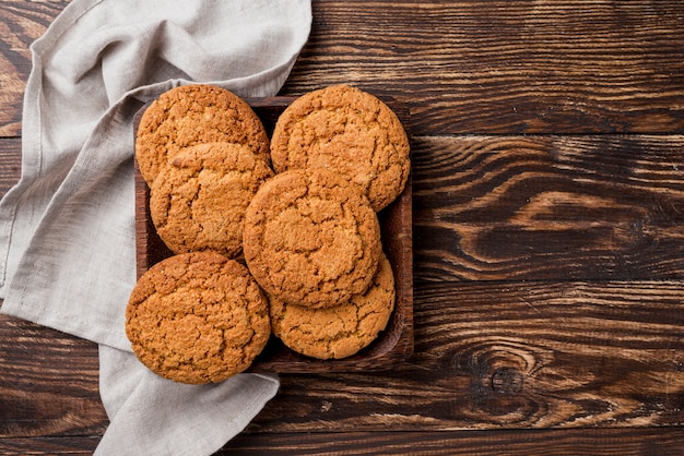 Vista superior de galletas y bandeja con trapo de cocina