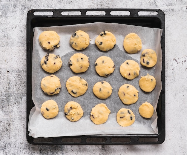 Foto gratuita vista superior de galletas caseras en una bandeja