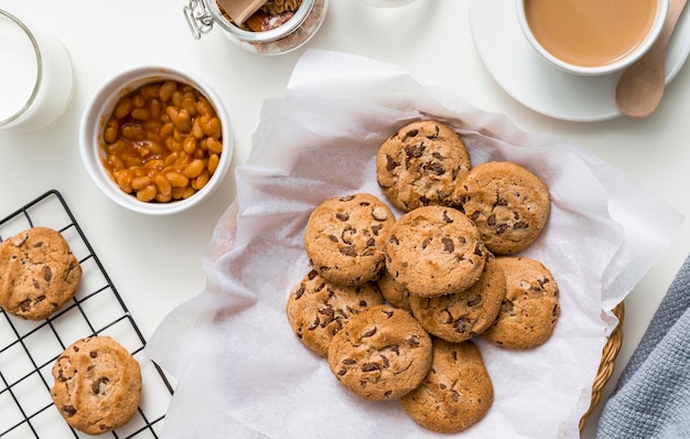 Foto gratuita vista superior de galletas caseras en la mesa