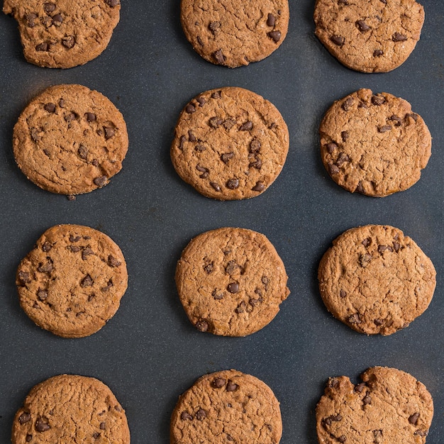 Vista superior de galletas con chispas de chocolate en una bandeja para hornear