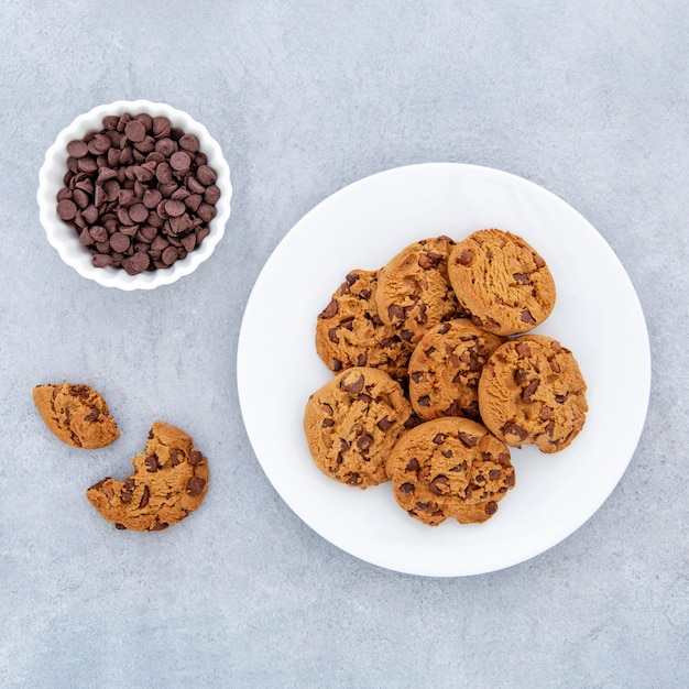 Vista superior de galletas y chispas de chocolate en un tazón