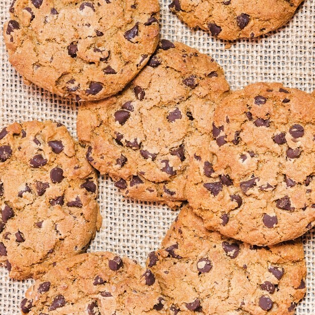 Vista superior de galletas de chispas de chocolate en tela de agave