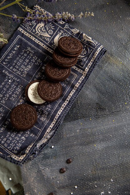 Una vista superior de las galletas choco dulces y deliciosas en la mesa gris