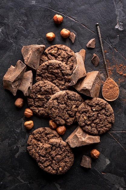 Vista superior de galletas de chocolate con avellanas y cacao en polvo