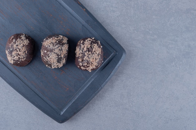 Foto gratuita vista superior de galletas de chocolate caseras frescas en tablero de madera